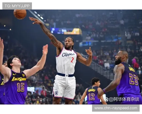 快船主场赛前播放主题短片，上演灯光秀